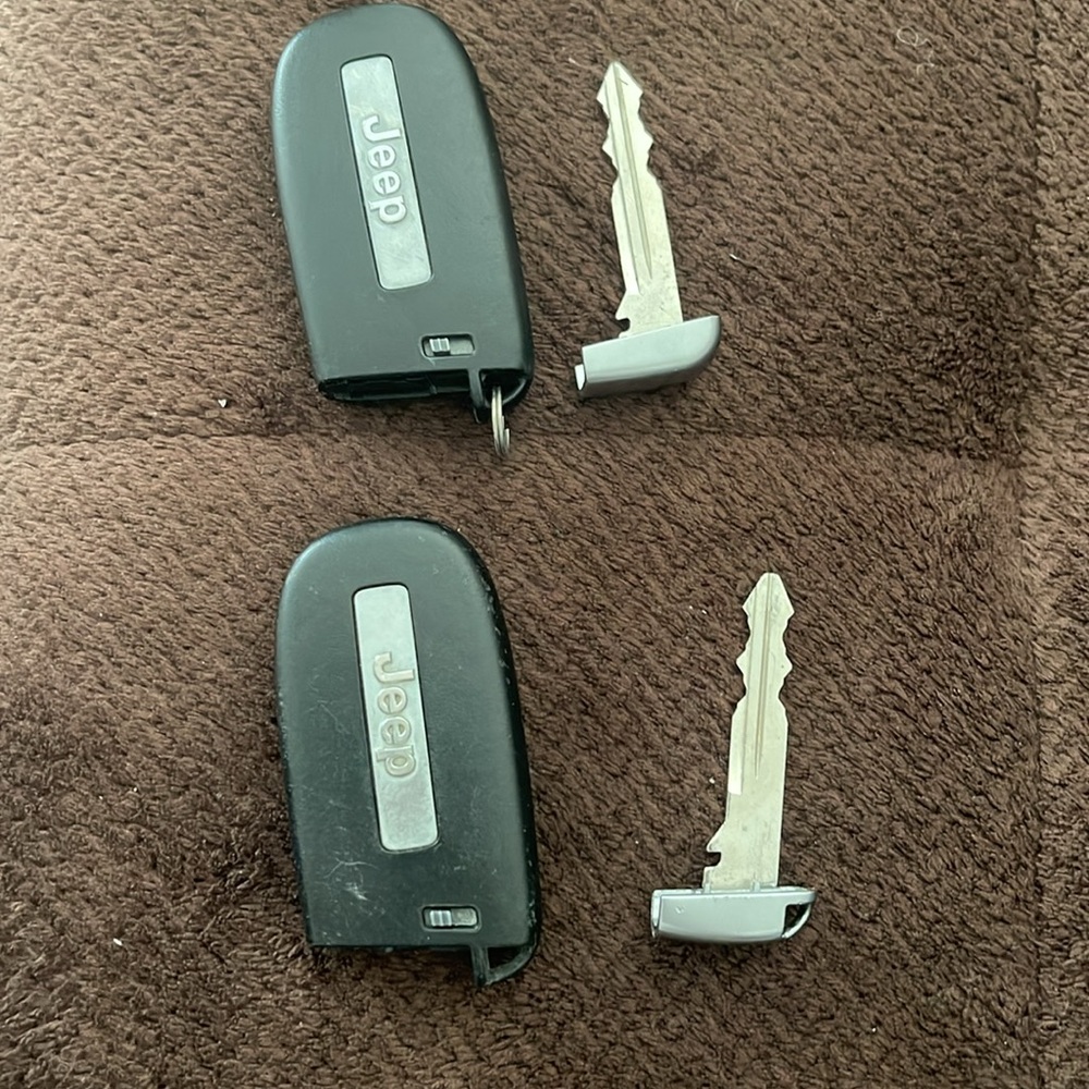 Jeep Grand Cherokee key fob - Picture 2 of 4
